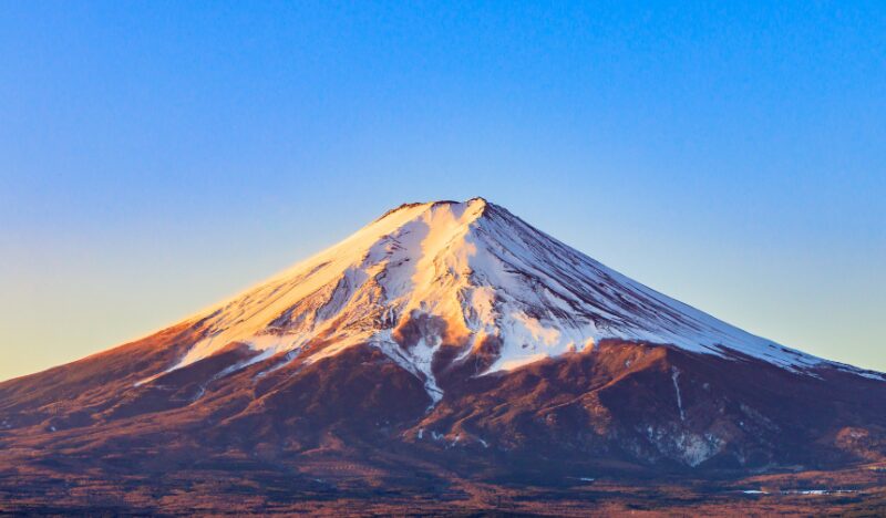 軽装での登山、火口での逆立ち… 富士山で相次ぐ危険行動、1ヶ月で遭難20人