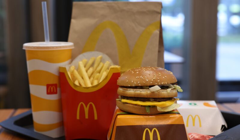 マクドナルド、紙ストロー廃止へ 11月19日から「ストローなしフタ」に順次切り替え
